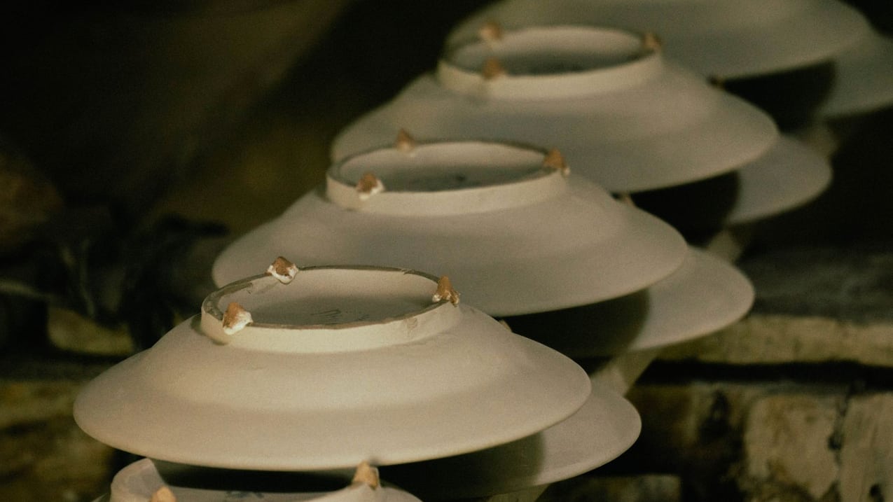 Peças cerâmicas empilhadas em estoque de produção